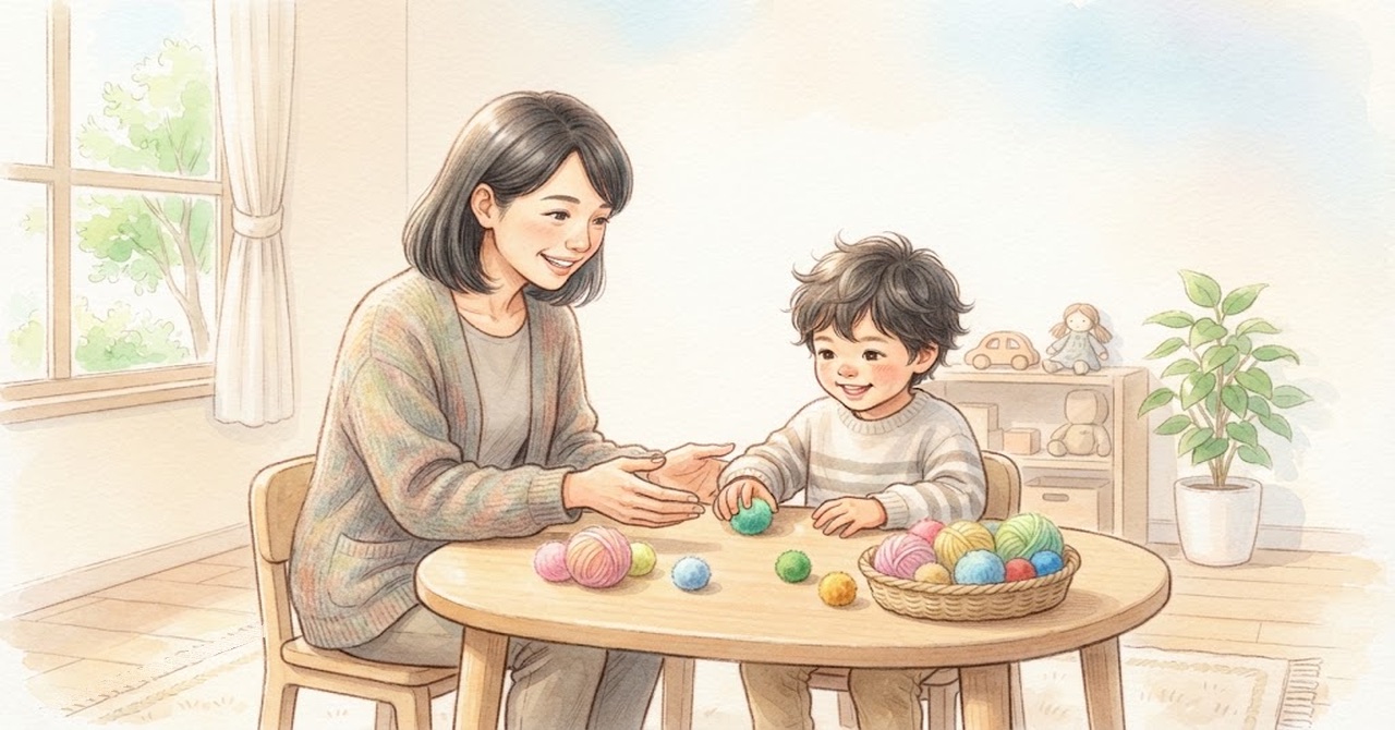 明るい部屋で、大人が子どもと机をはさみ、毛糸玉や小さなボールで遊んでいる水彩のイラスト